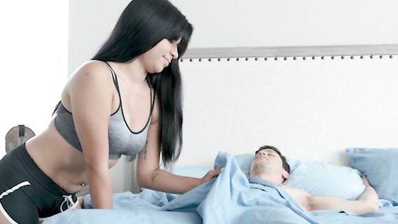 Сестренка сосет большой член брата и трахается с ним