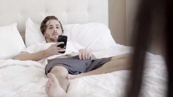 Брат обоссал и трахнул сводную сестру закончив в нее