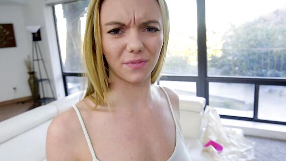 Сводный брат с другом трахают юную сестру блондинку в мжм