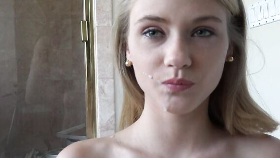 Парень трахает аппетитную киску юной красавицы блондинки